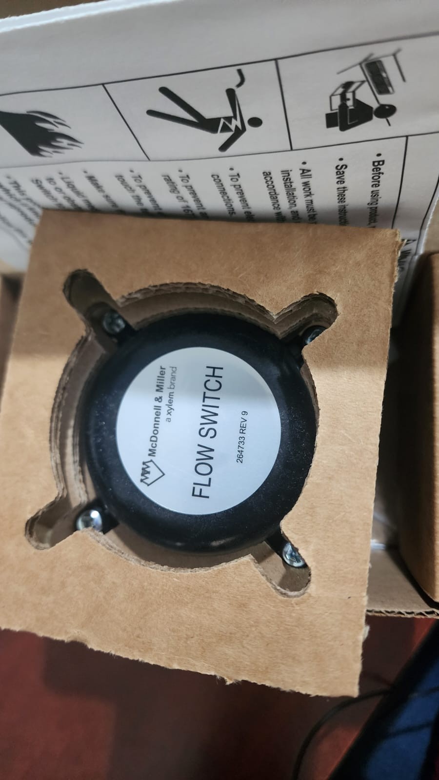 FS8-W Flow Switch vista superior en empaque original